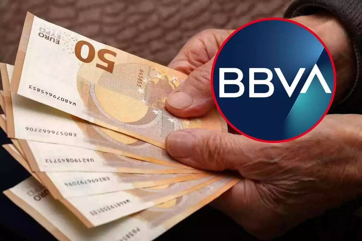 Una persona gran subjecta uns bitllets, amb un logotip del BBVA