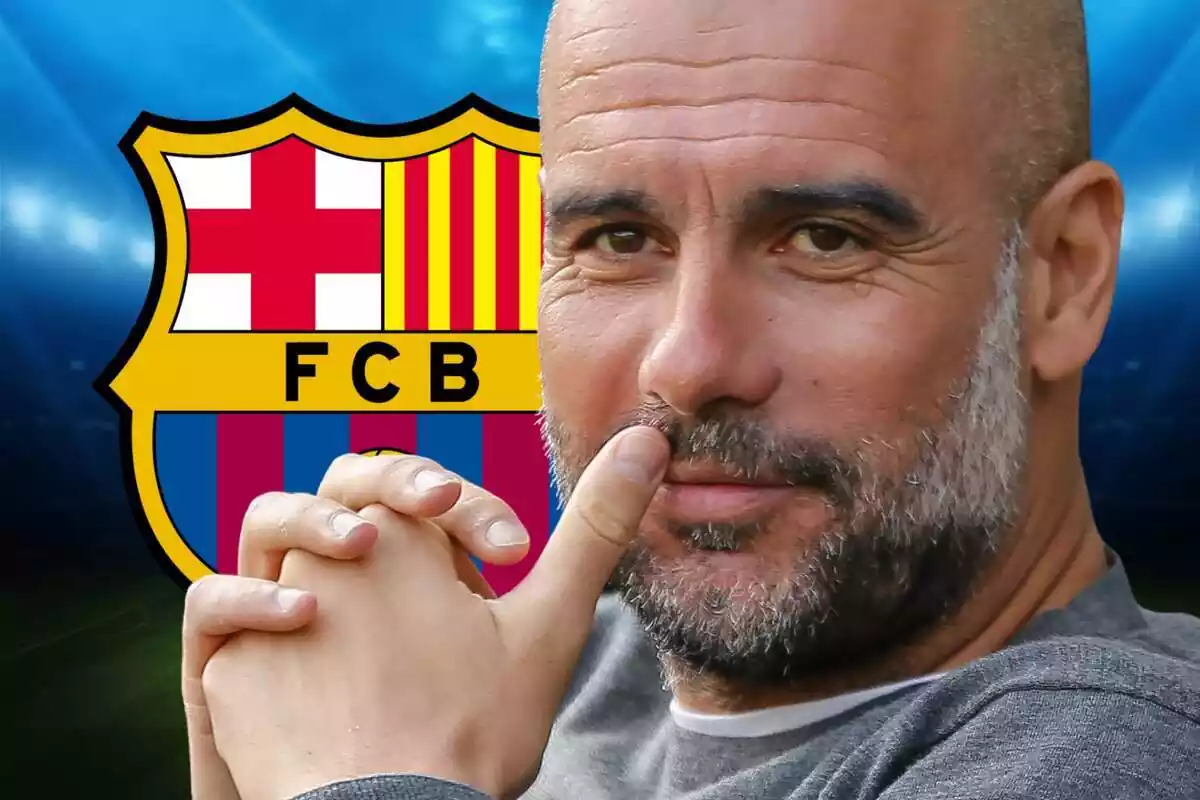Pep Guardiola amb les mans creuades davant de l'escut del FC Barcelona