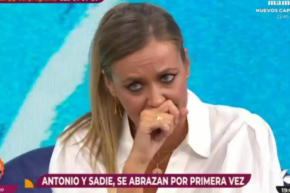 Pepa Romero amb expressió emocional a Y ahora Sonsoles, amb un text a la part inferior que diu "ANTONIO I SADIE, S'ABRAZEN PER PRIMERA VEGADA".