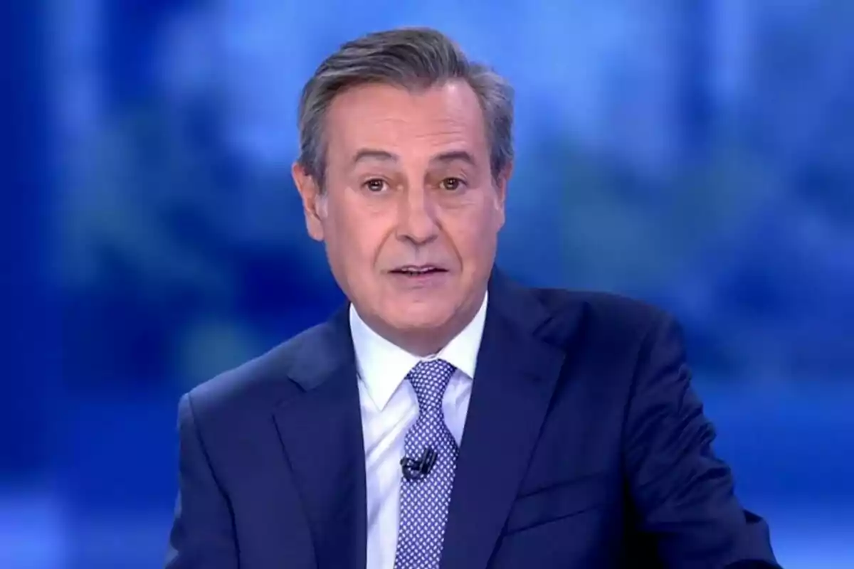 Captura de José Ribagorda de vestit i corbata parlant davant d'una càmera amb fons blau difuminat a Informativos telecinco