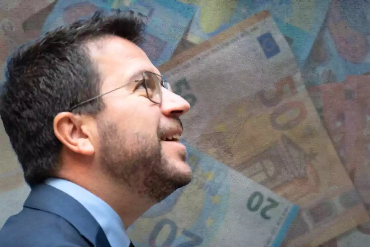 Imatge de perfil del president de la Generalitat Pere Aragonès amb uns bitllets de 50 i 20 euros de fons