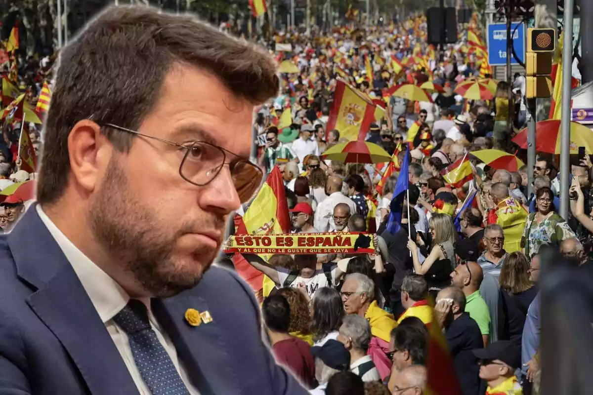 Muntatge amb un primer pla de Pere Aragonès amb cara de resignació i de fons una plana general de la manifestació contra l'amnistia de Barcelona amb banderes d'Espanya