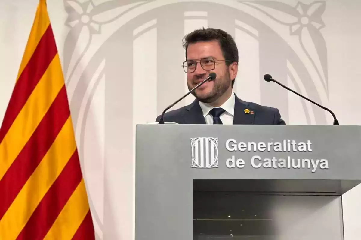 Plànol curt de Pere Aragonès, de perfil i amb rostre somrient, en una compareixença com a president de la Generalitat de Catalunya