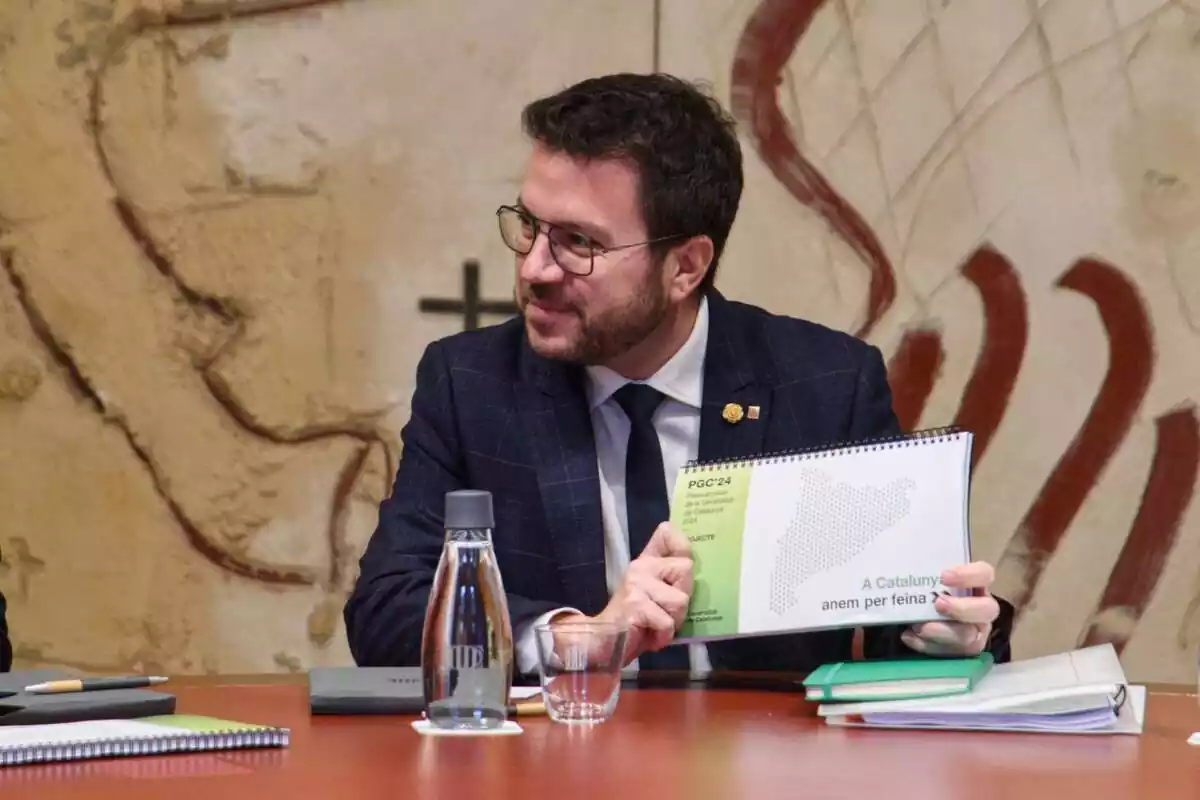 El president de la Generalitat, Pere Aragonès, durant una reunió extraordinària del Govern per aprovar el projecte de llei de Pressupostos Catalans 2024 al Palau de la Generalitat, el 28 de febrer del 2024, a Barcelona