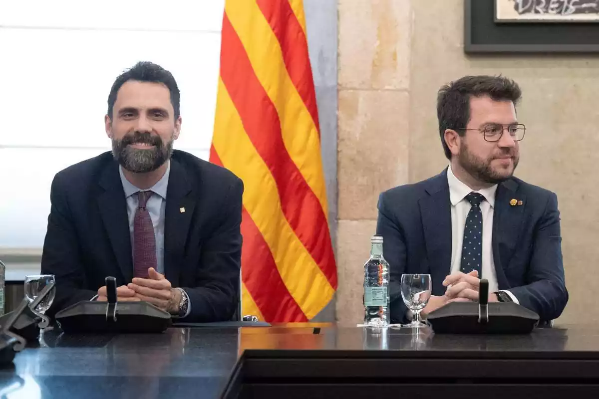 Plànol curt de Roger Torrent i Pere Aragonès somrients durant una reunió sobre la cimera de la sequera, al Palau de la Generalitat, el 31 de març del 2023, a Barcelona