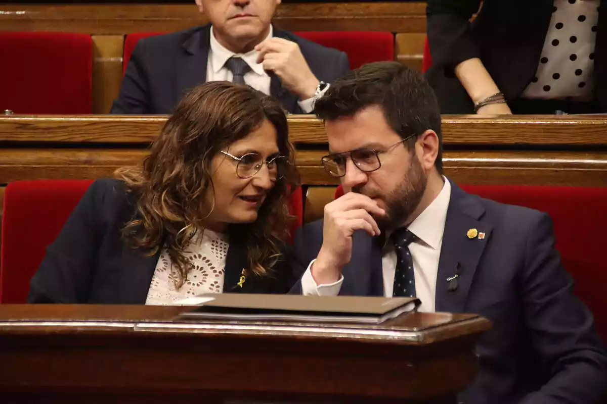 Imatge de Pere Aragonès i Laura Vilagrà al Parlament de Catalunya