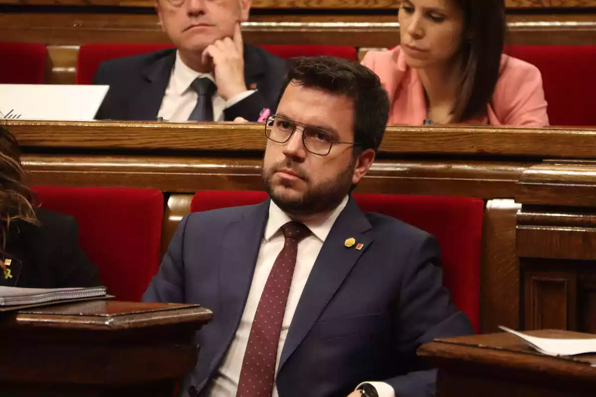 Pere Aragonès amb rostre molt seriós assegut a la cadira del Parlament de Catalunya