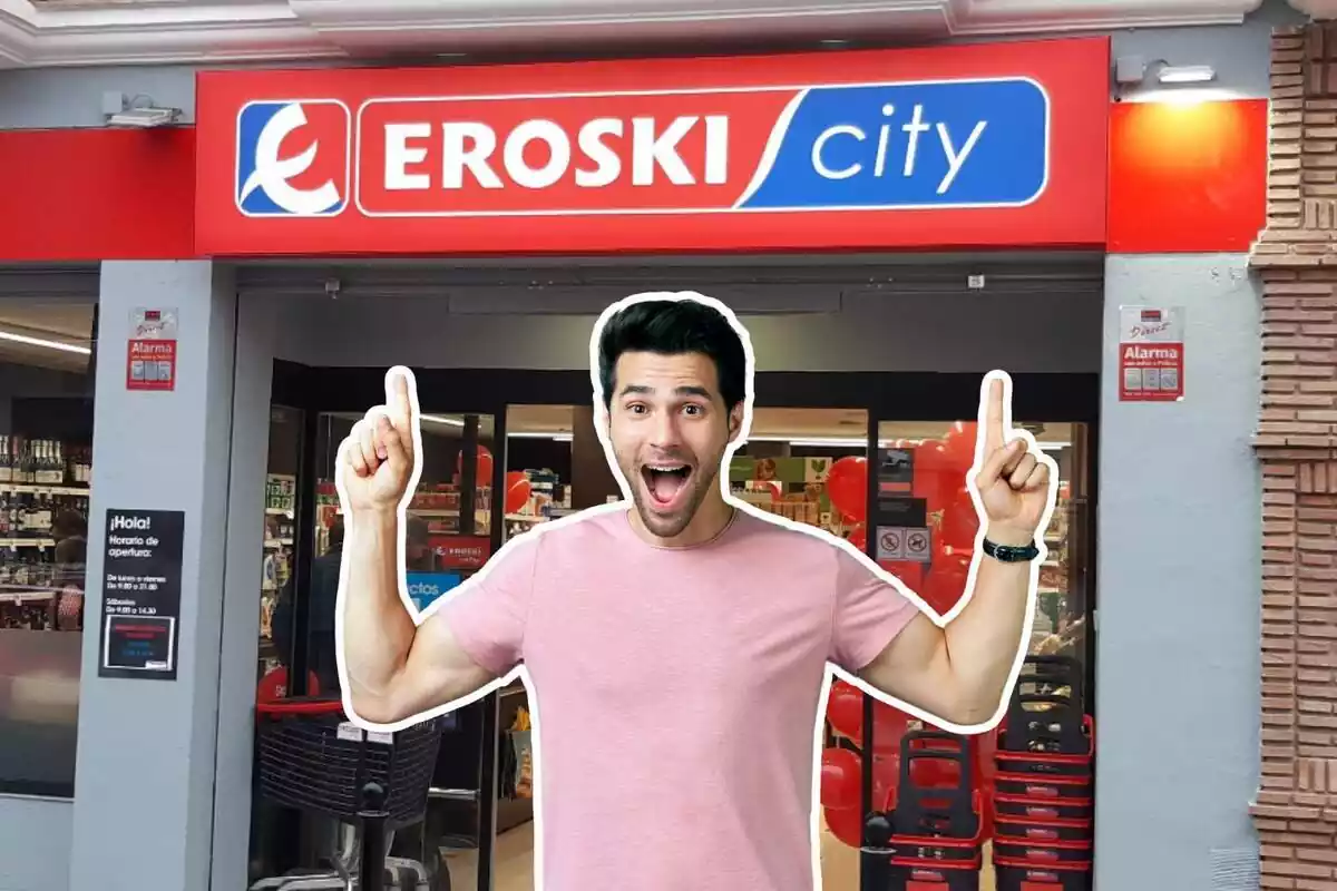 Home feliç assenyalant cartell d'Eroski