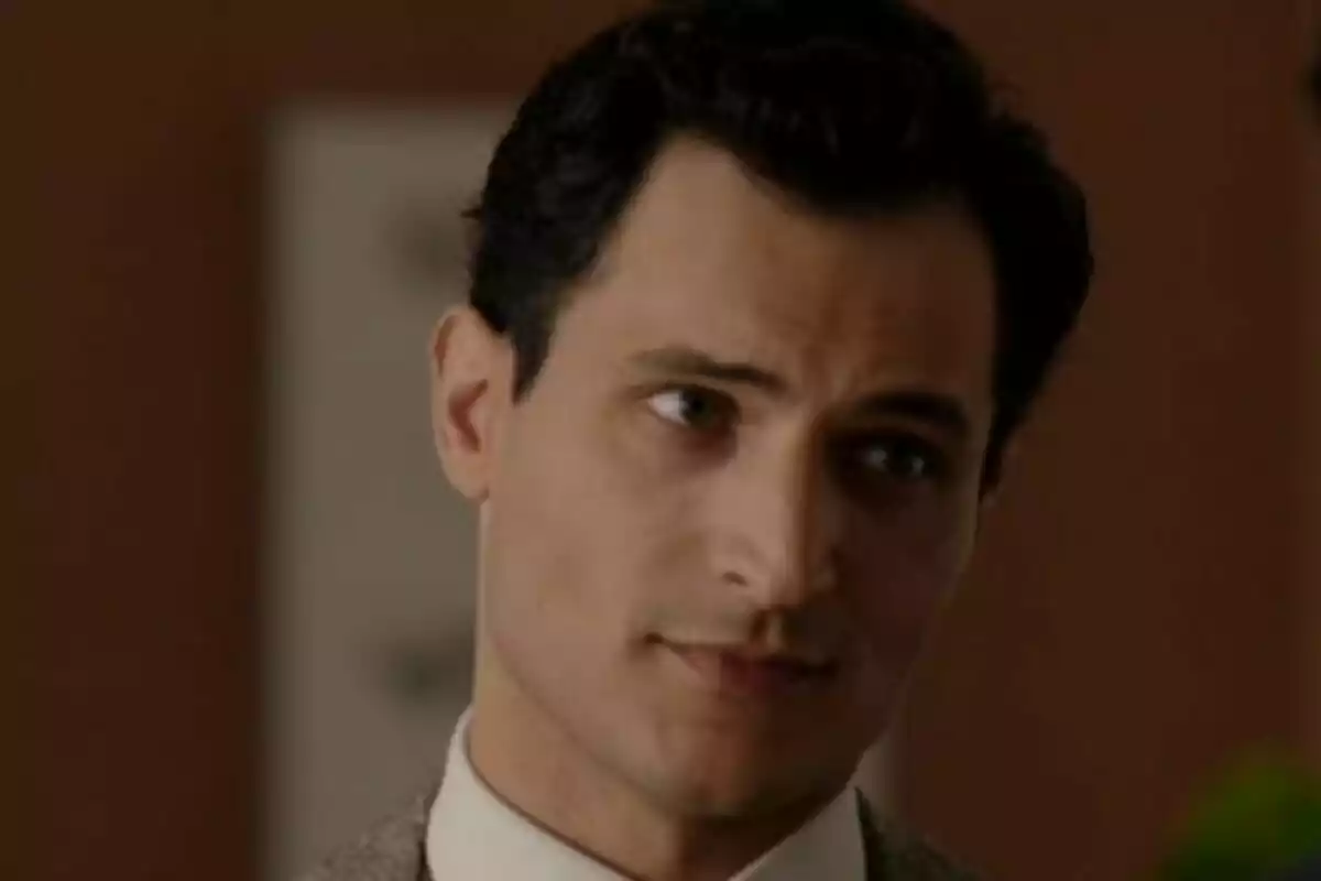 Primer plano del actor Alessandro Tersigni con cabello oscuro y expresión seria, vistiendo traje y corbata, en un ambiente interior. Primer plano del actor Alessandro Tersigni con cabello oscuro y expresión seria, vistiendo traje y corbata, en un ambiente interior.