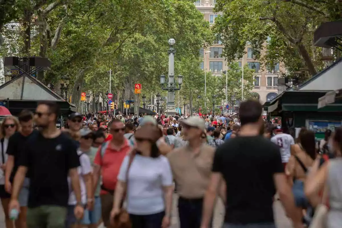 Imatge de persones caminant per la Rambla de Catalunya de Barcelona