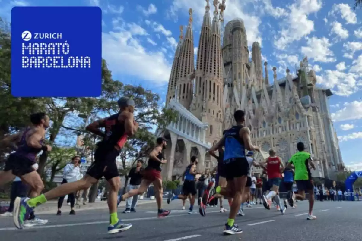Muntatge amb persones corrent davant de la Sagrada Família i el logotip de la Zurich Marató Barcelona