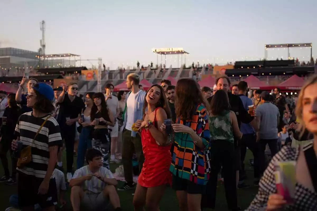 Un grup de persones durant la quarta jornada del Festival Primavera Sound Barcelona, a Sant Adrià de Besòs, a 9 de juny de 2022, a Barcelona