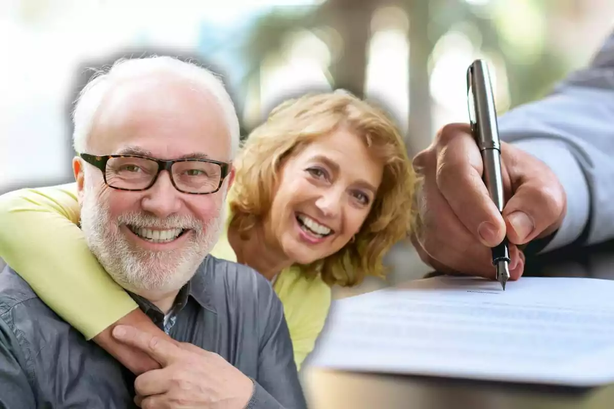 Una parella de persones grans somriu mentre una mà signa un document.