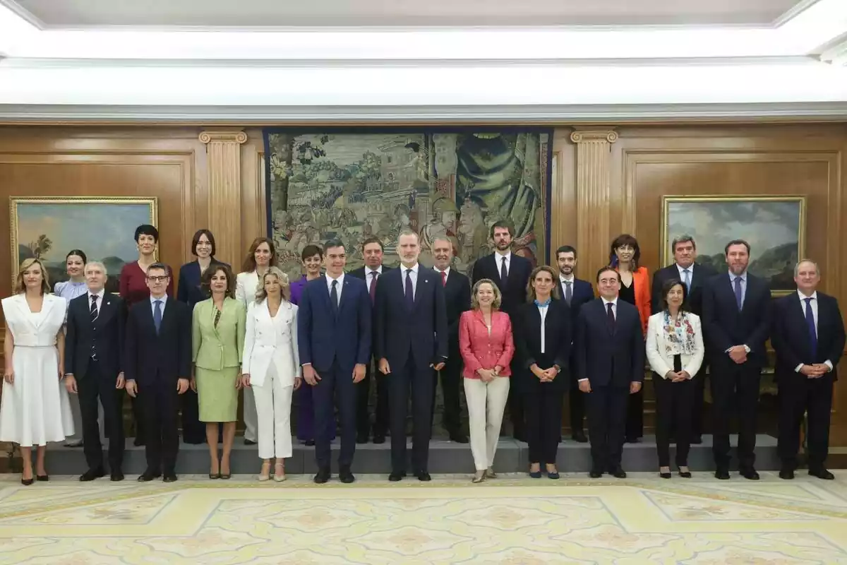 Foto de família del nou Govern de Pedro Sánchez amb tots els seus ministres i amb el rei Felip VI al centre