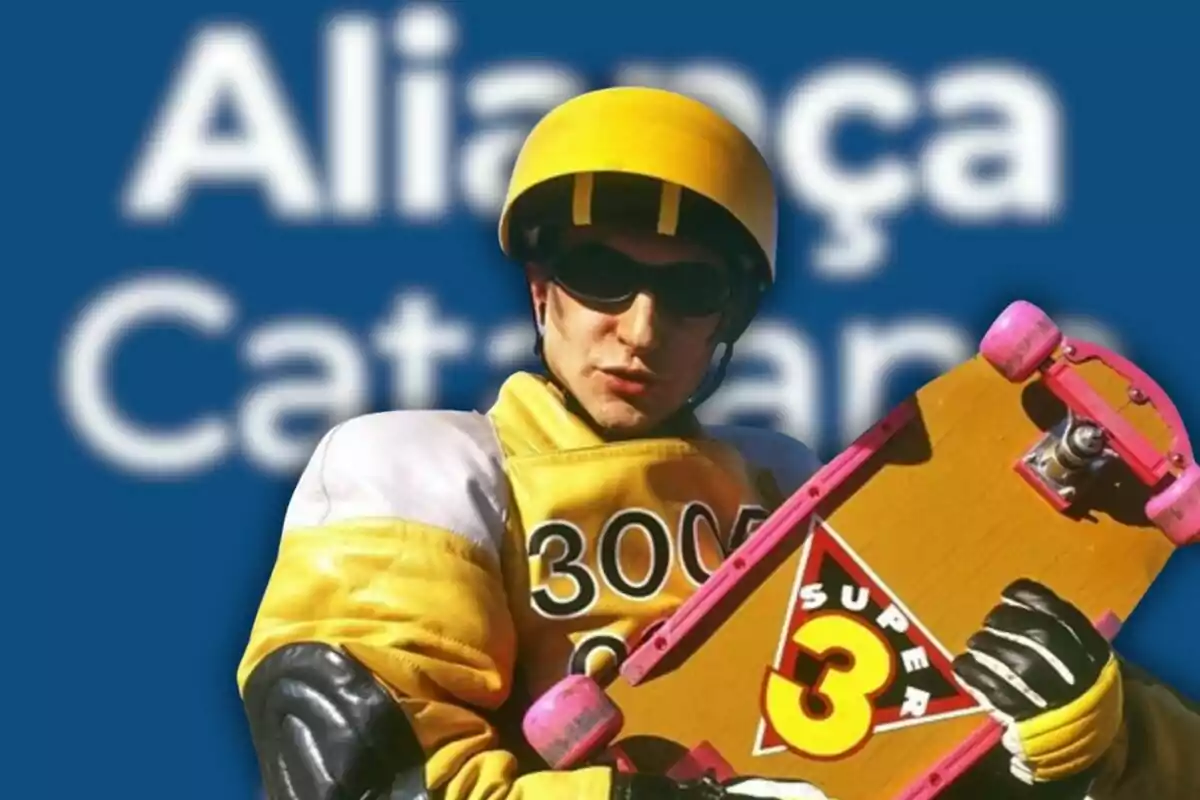 Un patinador con casco y gafas sostiene una patineta con el logo "Super 3" frente a un fondo azul con texto borroso.