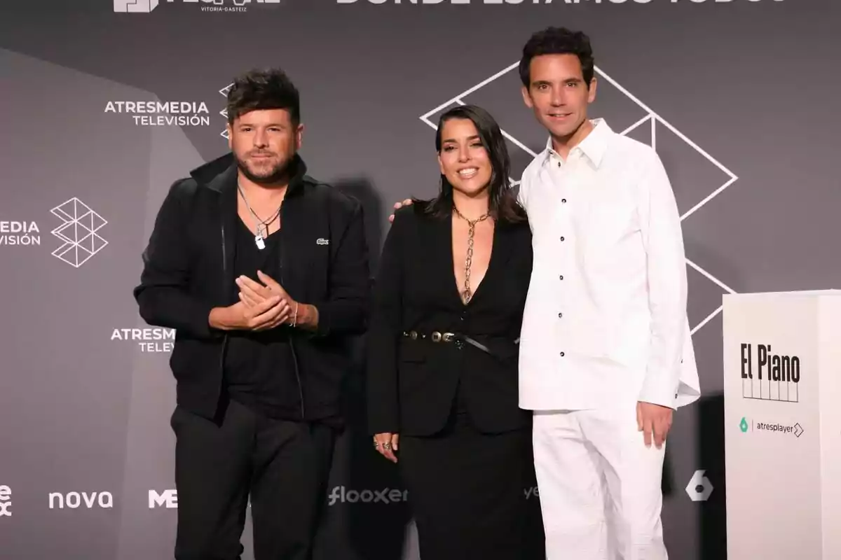 Pablo López, Ruth Lorenzo i Mika posen juntes en un esdeveniment d'Atresmedia Televisió davant d'un fons amb logotips i el text 