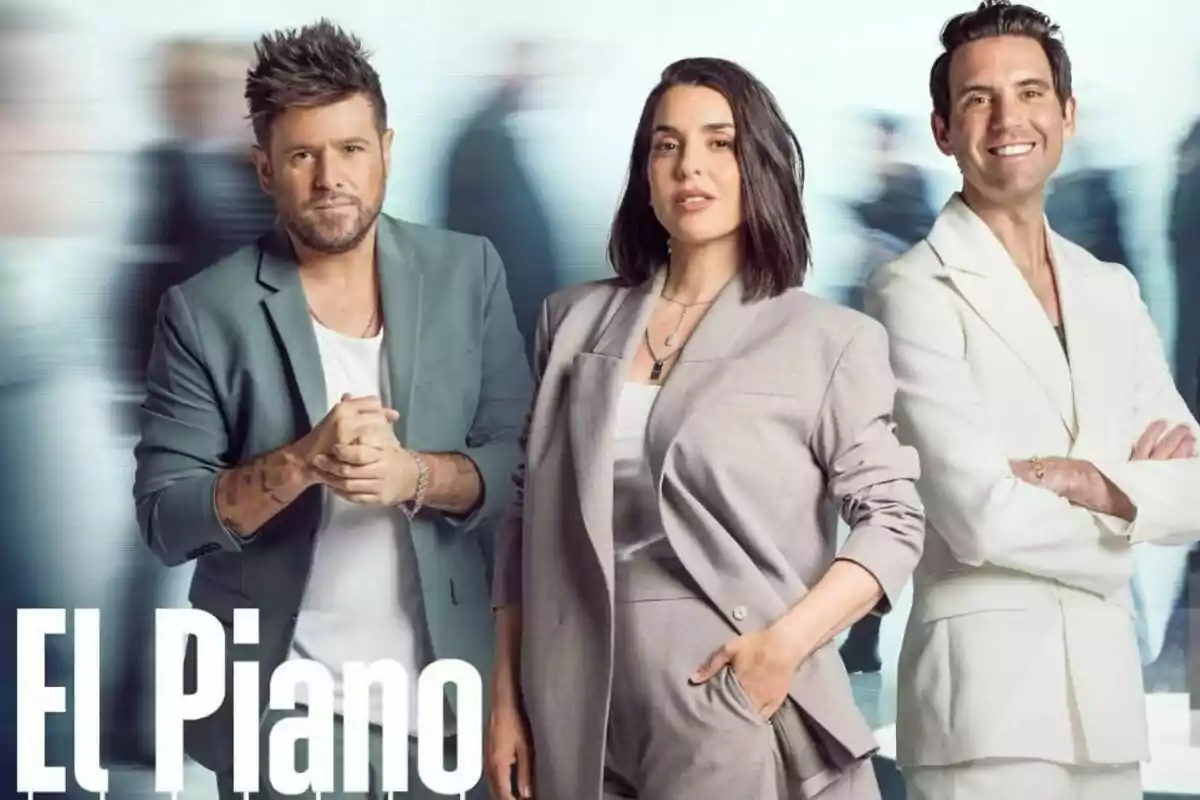 Captura de Pablo López, Ruth Lorenzo i Mika posen juntes en un fons borrós tots vestits amb vestits elegants a la promo del Pianno