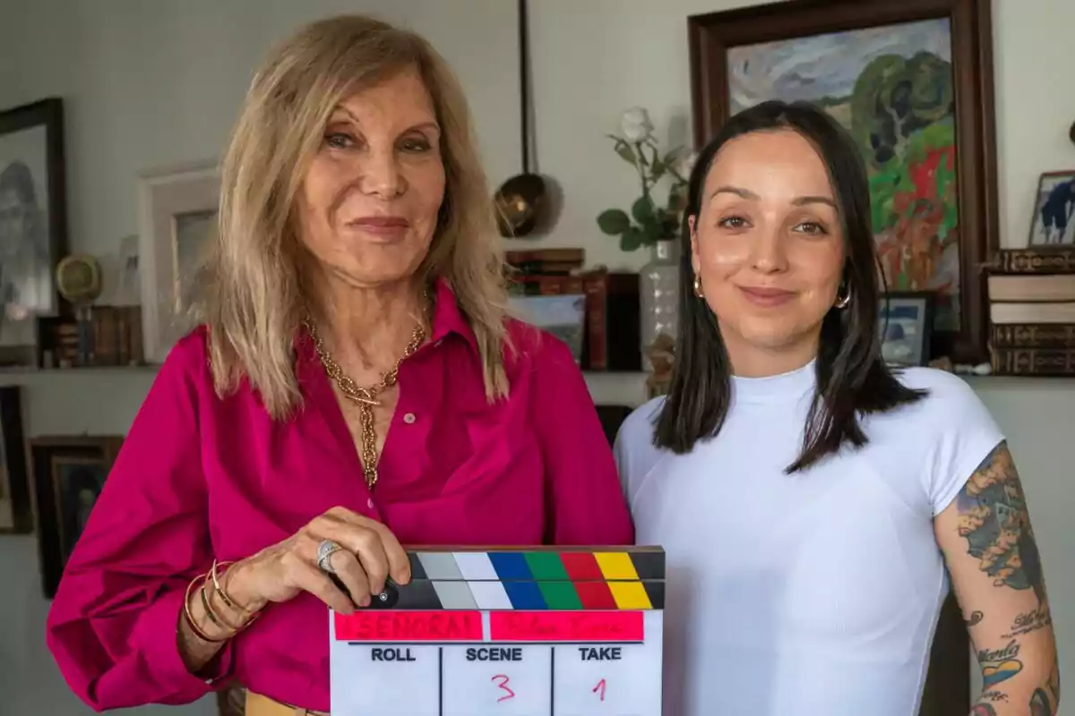 Pilar Eyre i Sindy Takanashi posen juntes en una habitació, una d'elles sosté una claqueta de cinema de ¡Señora!.
