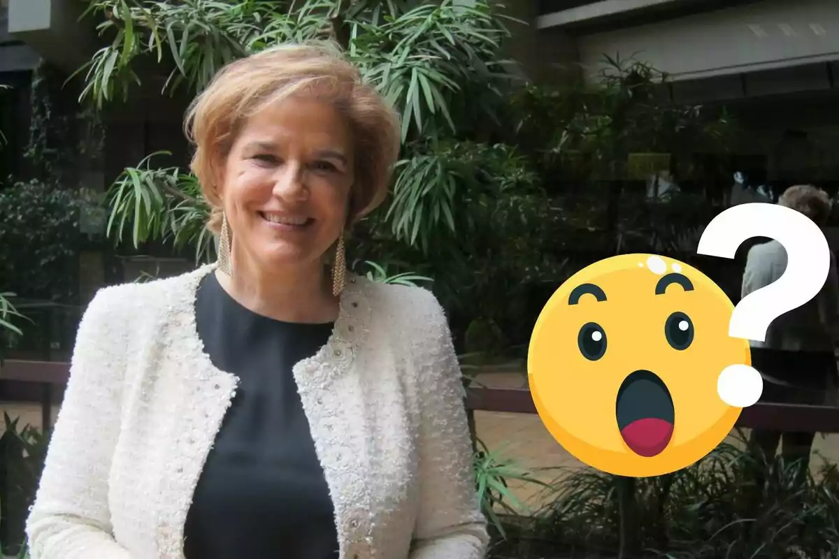 Una dona somrient amb un emoji de sorpresa al costat, en un entorn amb plantes.