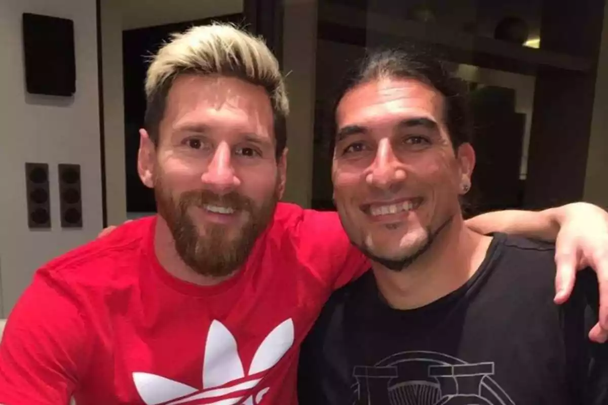 José Manuel Pinto abraçat Leo Messi posant per a una foto