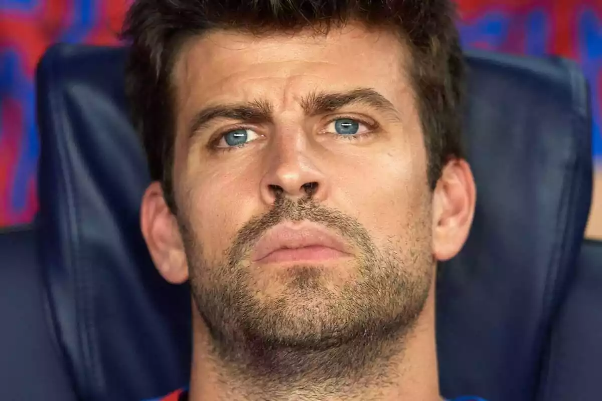 Gerard Piqué amb la mirada perduda assegut a la banqueta del FC Barcelona