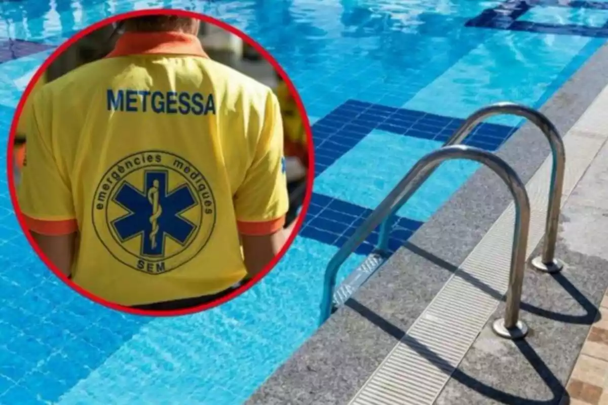 Persona amb samarreta groga d'emergències mèdiques al costat d'una piscina.