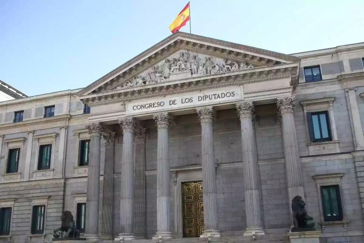 Plànol general del Congrés dels Diputats de dia amb la bandera espanyola onejant