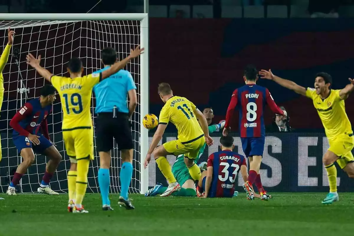 Plànol general del partit Barça – Vila-real amb els grocs contents a punt de marcar