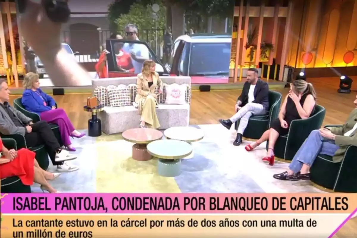 Plànol general del plató del programa 'Fiesta' en un moment en què es parlava del blanqueig de capitals d'Isabel Pantoja, exparella de Julián Muñoz Plànol general del plató del programa 'Fiesta' en un moment en què es parlava del blanqueig de capitals d'Isabel Pantoja, exparella de Julián Muñoz