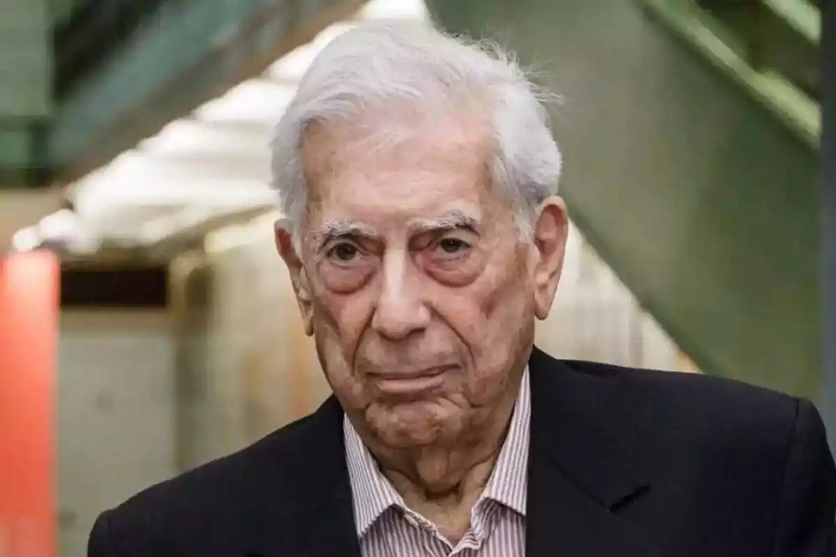 Pla de Mario Vargas Llosa amb el rostre seriós i mirant a càmera