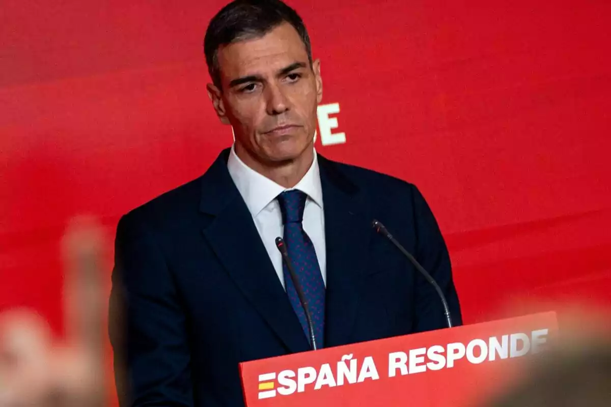 Pla mitjà del president del Govern i secretari general del PSOE, Pedro Sánchez, amb rostre seriós, durant una roda de premsa, a la seu del PSOE a Ferraz, el 12 de juny de 2025, a Madrid. Pla mitjà del president del Govern i secretari general del PSOE, Pedro Sánchez, amb rostre seriós, durant una roda de premsa, a la seu del PSOE a Ferraz, el 12 de juny de 2025, a Madrid.