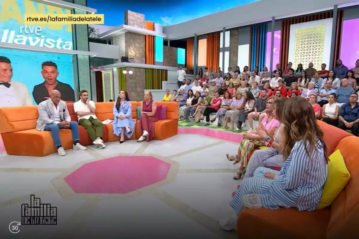Un grup de persones format per Kiko Matamoros, Aitor Albizua, Inés Hernand, Belén Esteban, Lydia Lozano, María Patiño i Laura Fa participa a La Família de la Tele en un escenari acolorit amb públic assegut al fons i diversos presentadors en sofàs taronges. Un grup de persones format per Kiko Matamoros, Aitor Albizua, Inés Hernand, Belén Esteban, Lydia Lozano, María Patiño i Laura Fa participa a La Família de la Tele en un escenari acolorit amb públic assegut al fons i diversos presentadors en sofàs taronges.
