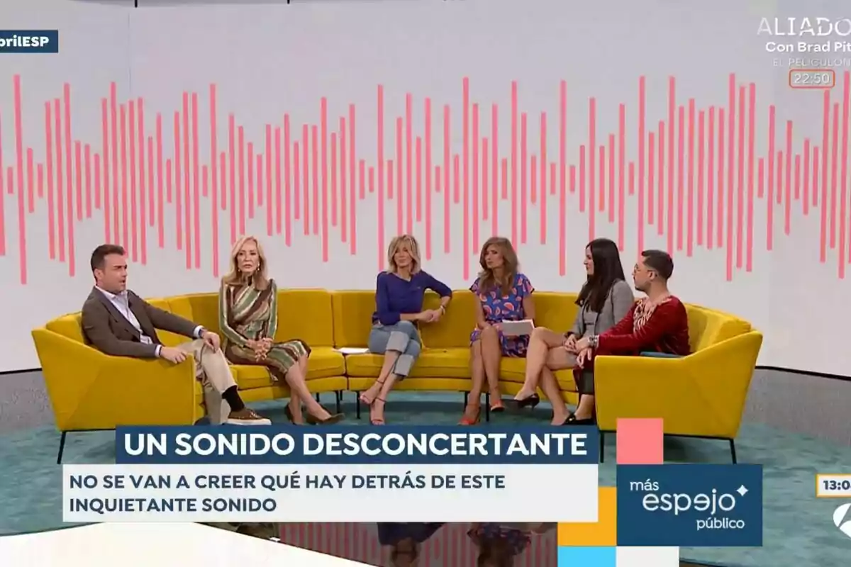 Col·laboradors i presentadora estan asseguts en un sofà groc a 'Espejo público', amb un gràfic d'ones sonores a la paret darrere d'ells i un text en pantalla que diu Col·laboradors i presentadora estan asseguts en un sofà groc a 'Espejo público', amb un gràfic d'ones sonores a la paret darrere d'ells i un text en pantalla que diu