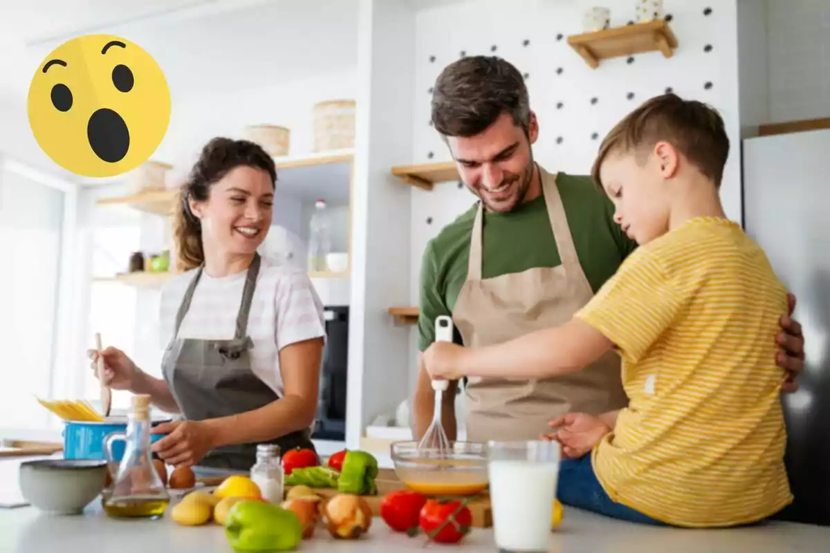 Una família cuinant junta a la cuina, amb un emoji sorprès a la cantonada superior esquerra. Una família cuinant junta a la cuina, amb un emoji sorprès a la cantonada superior esquerra.