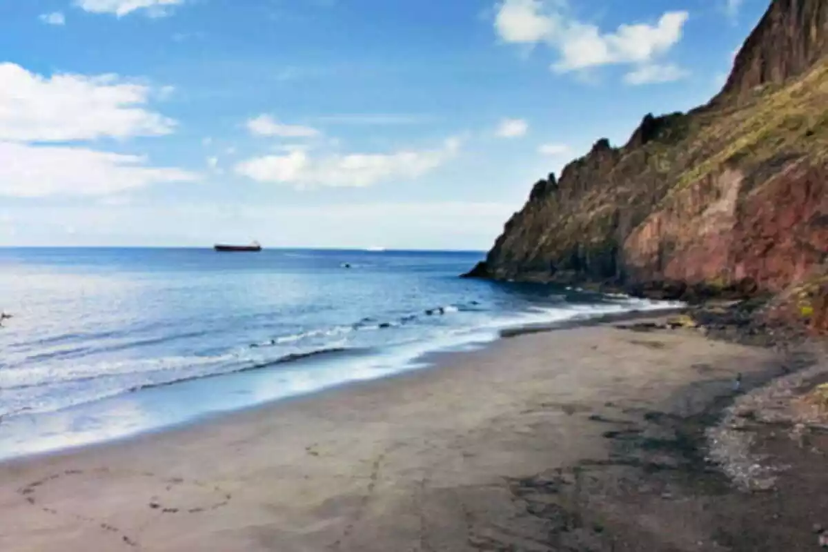 Imatge de la platja de Las Gaviotas, a Santa Cruz de Tenerife