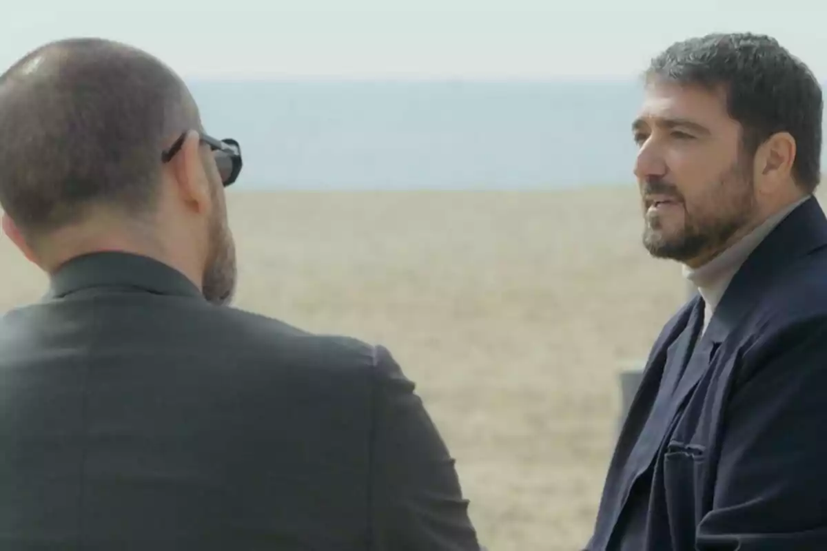 Risto Mejide i Antonio Orozco conversen asseguts a la platja amb el mar de fons a 'Viatjant amb Chester'. Risto Mejide i Antonio Orozco conversen asseguts a la platja amb el mar de fons a 'Viatjant amb Chester'.