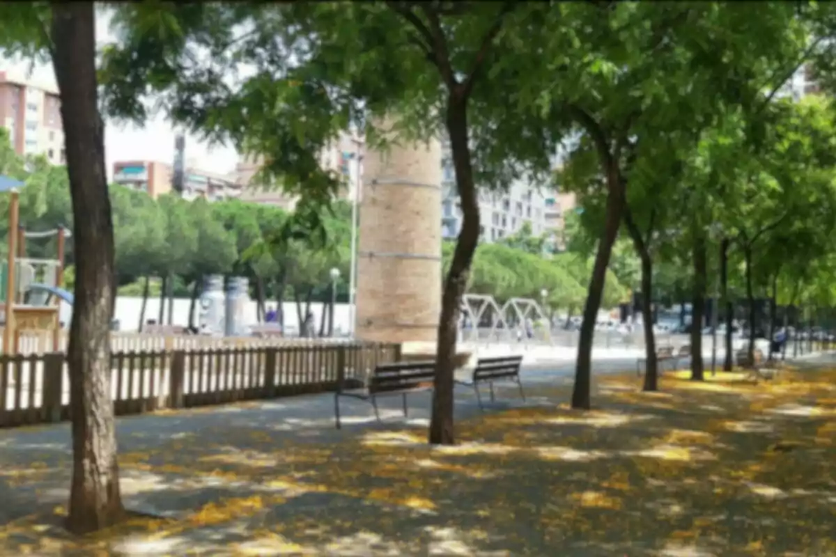 Bancs i arbres en un parc amb una àrea de jocs infantils al fons i edificis residencials al voltant Bancs i arbres en un parc amb una àrea de jocs infantils al fons i edificis residencials al voltant