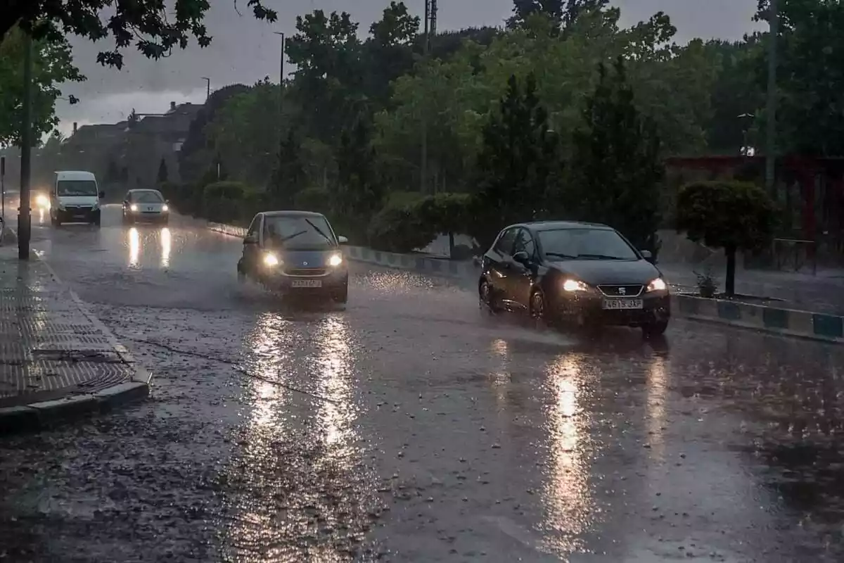 Cotxes amb pluja per la carretera