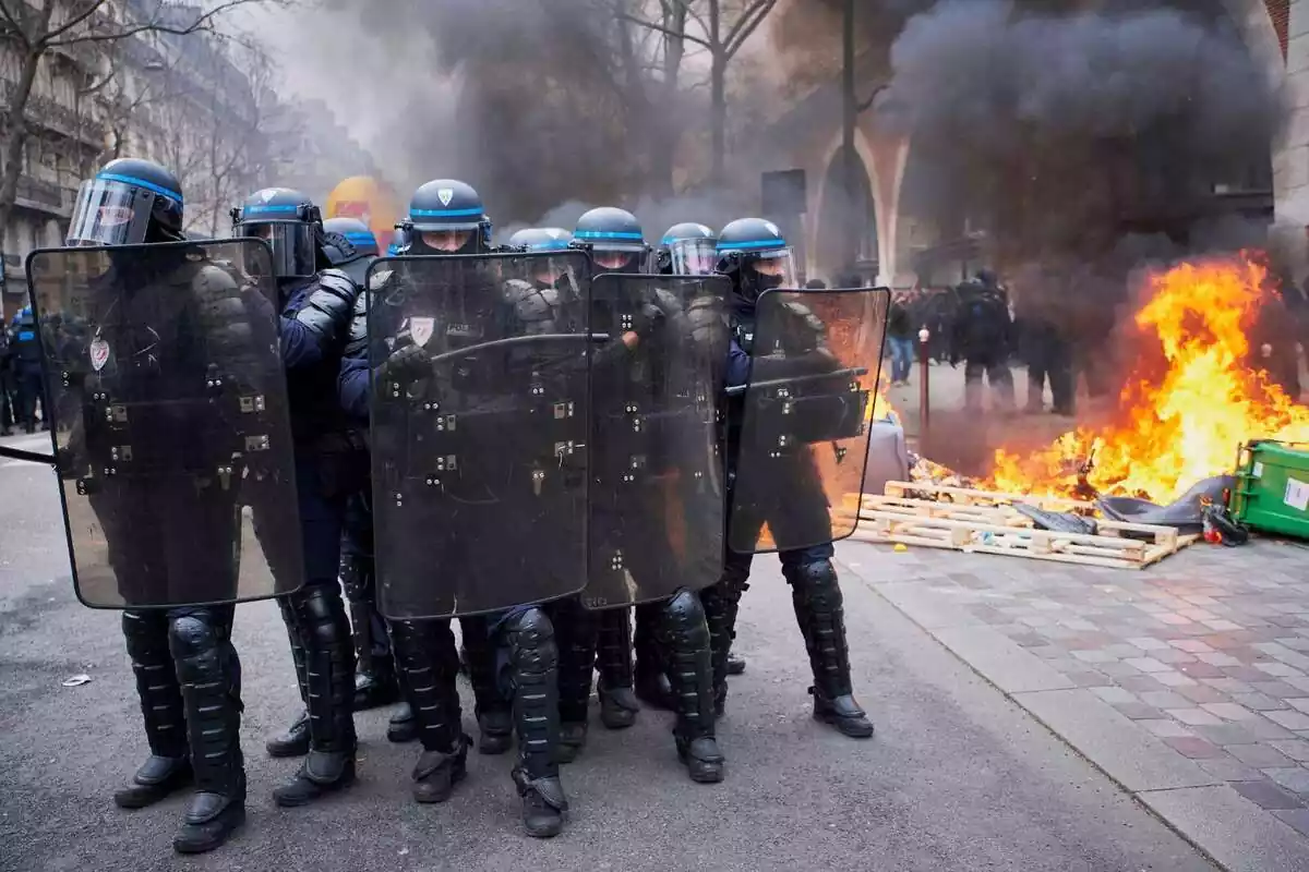Imatge d'un grup de policies de França vestits d'antidisturbis