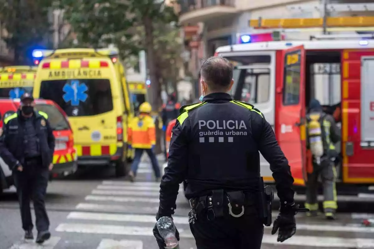 Un policia, una ambulància, un camió de bombers i més professionals a la Rambla de Barcelona (Catalunya)