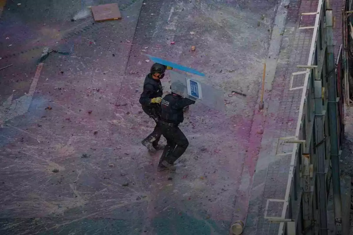 Imagen de la policía en el exterior de 'El Kubo' y 'La Ruïna' de Barcelona en un desalojo