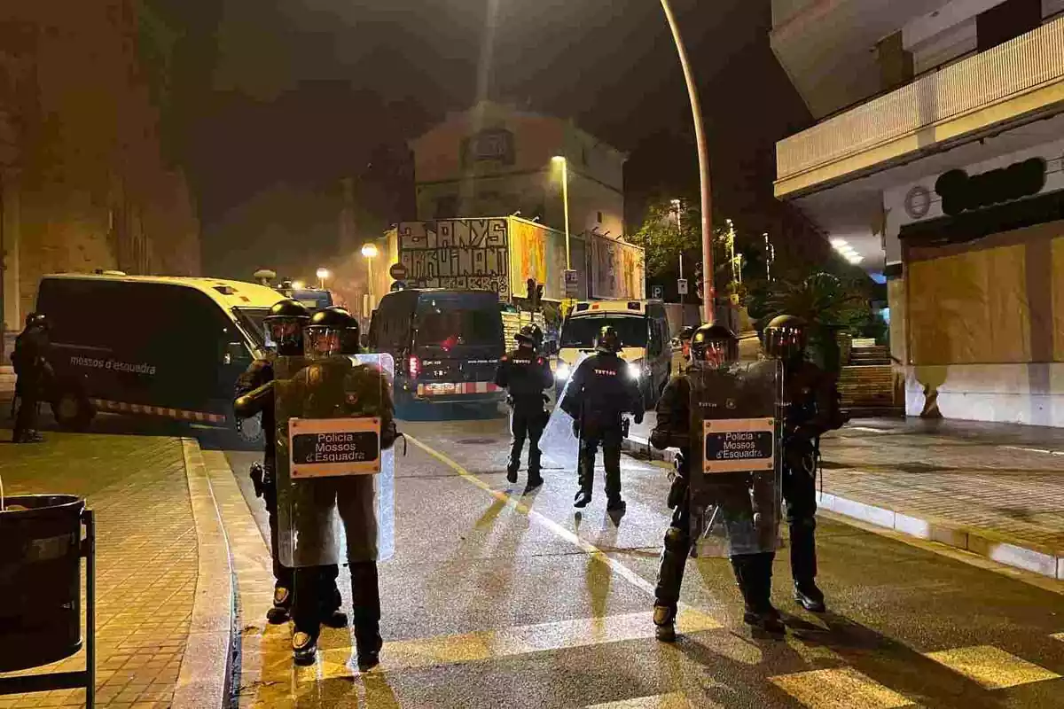 Imagen de varios policías frente a 'El Kubo' y 'La Ruïna'