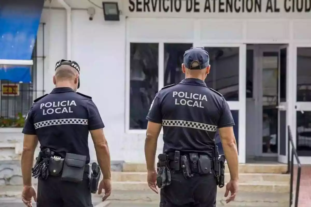 Imatge d'arxiu de dos agents de la policia local de Torremolinos d'esquena