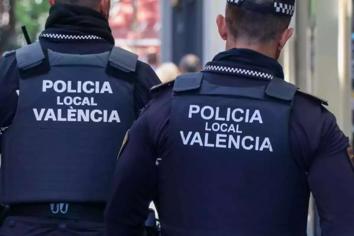 Policia local de València, d'esquena