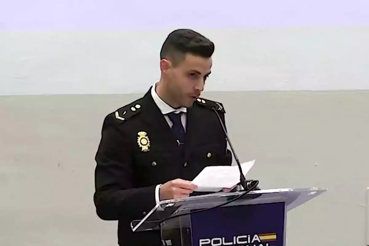 Un home amb uniforme de policia parla en un podi amb un micròfon.