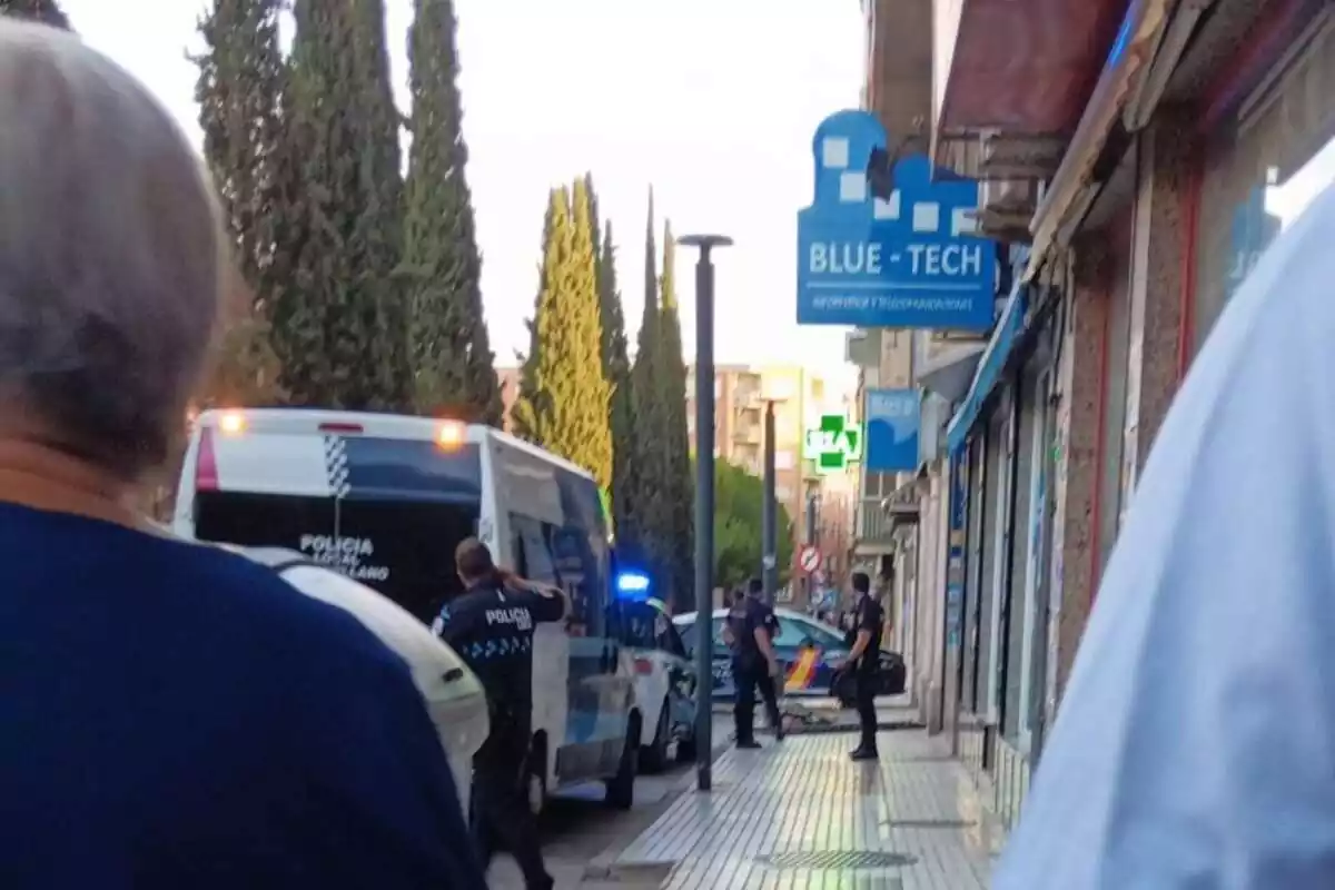 Diverses dotacions de la policia nacional actuant al passeig de San Gregorio de Puertollano davant el succés de la dona morta de 82 anys el passat 8 de setembre de 2023