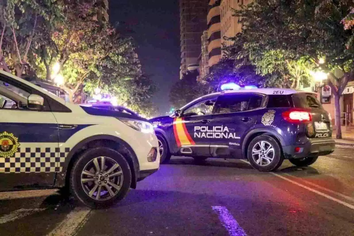 Imatge de la Policia Nacional i la Policia d'Alacant amb cotxes a un operatiu