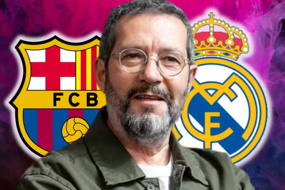 Un home amb barba i ulleres està davant dels escuts del FC Barcelona i el Reial Madrid sobre un fons acolorit.