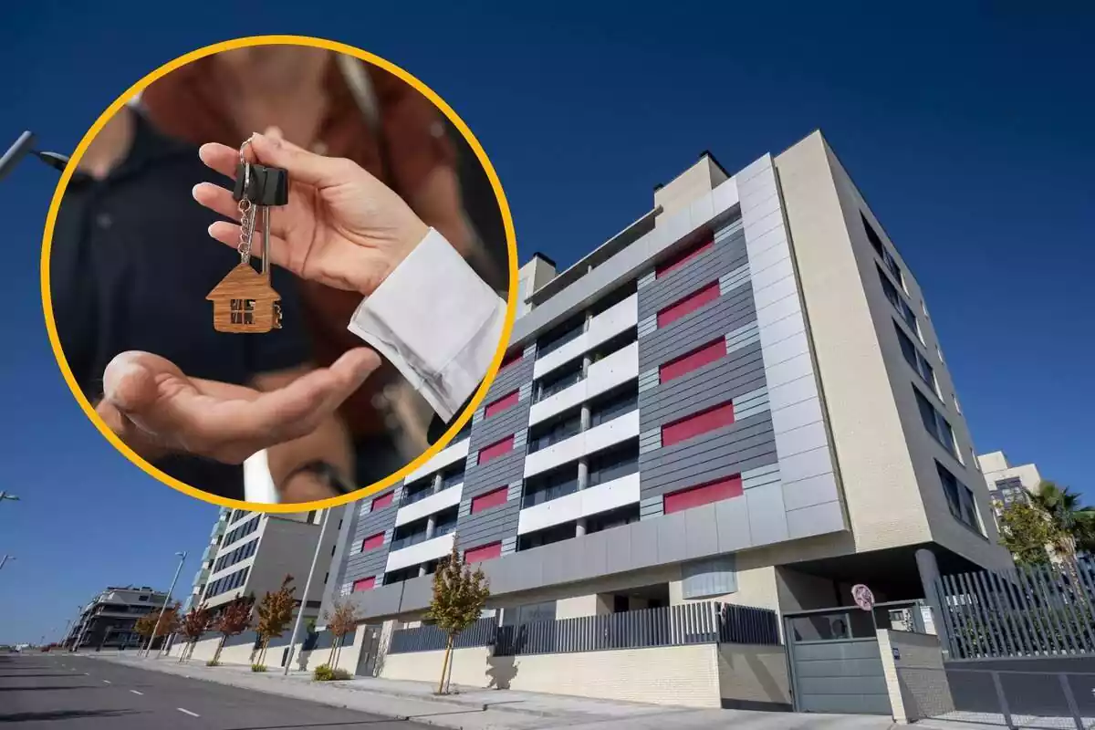 Muntatge amb bloc de pisos de fons i cercle groc amb persona lliurant claus d'habitatge a una altra