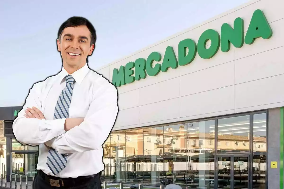 Home amb camisa blanca i corbata somrient i botiga de Mercadona de fons